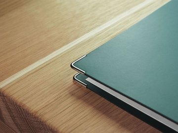 4 сріблястих металевих книжкових куточка